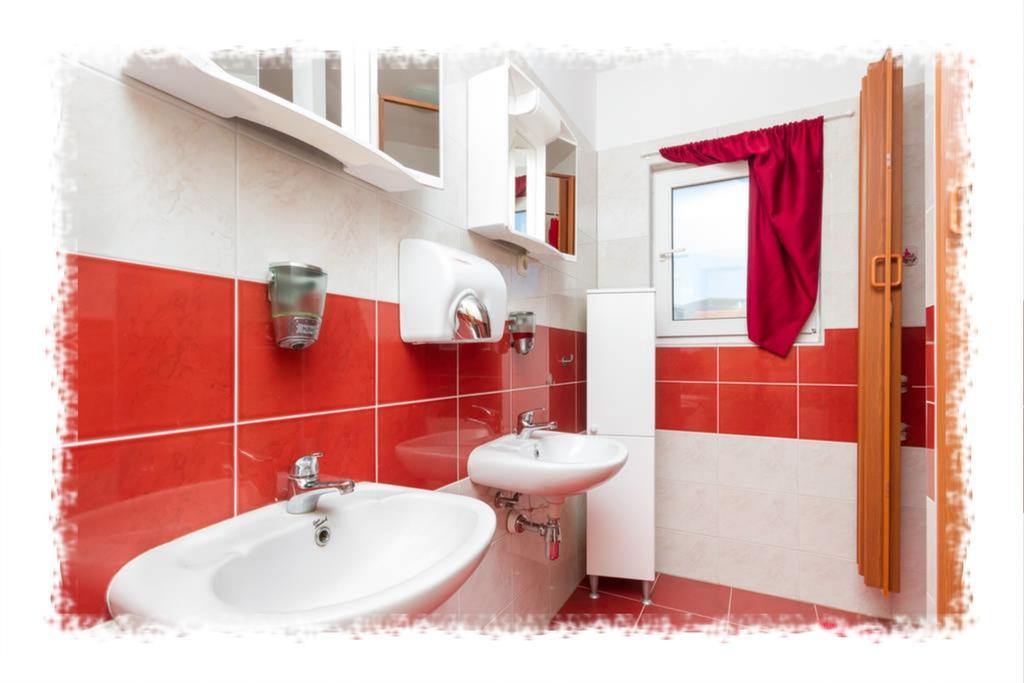 Hostel Oktarin Kastela Ngoại thất bức ảnh